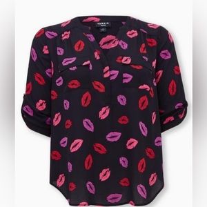 Torrid Harper Georgette Pullover 3/4 Sleeve Blouse Lip Print Size 00